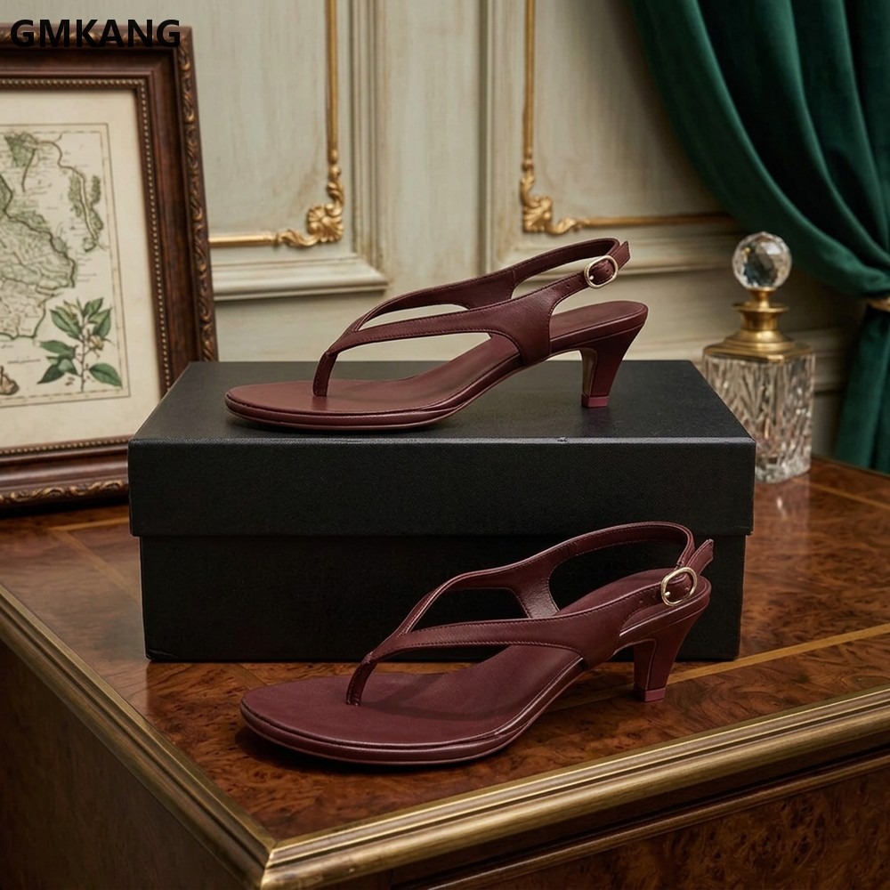 Kitten Heel Women - Damen-Sandalen mit V-förmiger Zehenpartie, vorne offenem
