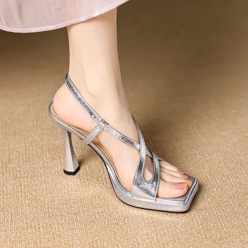 Kitten Heel Women - Damen-Sandalen mit Schaffellband, Kreuzriemen, Kitten-Absatz, offene