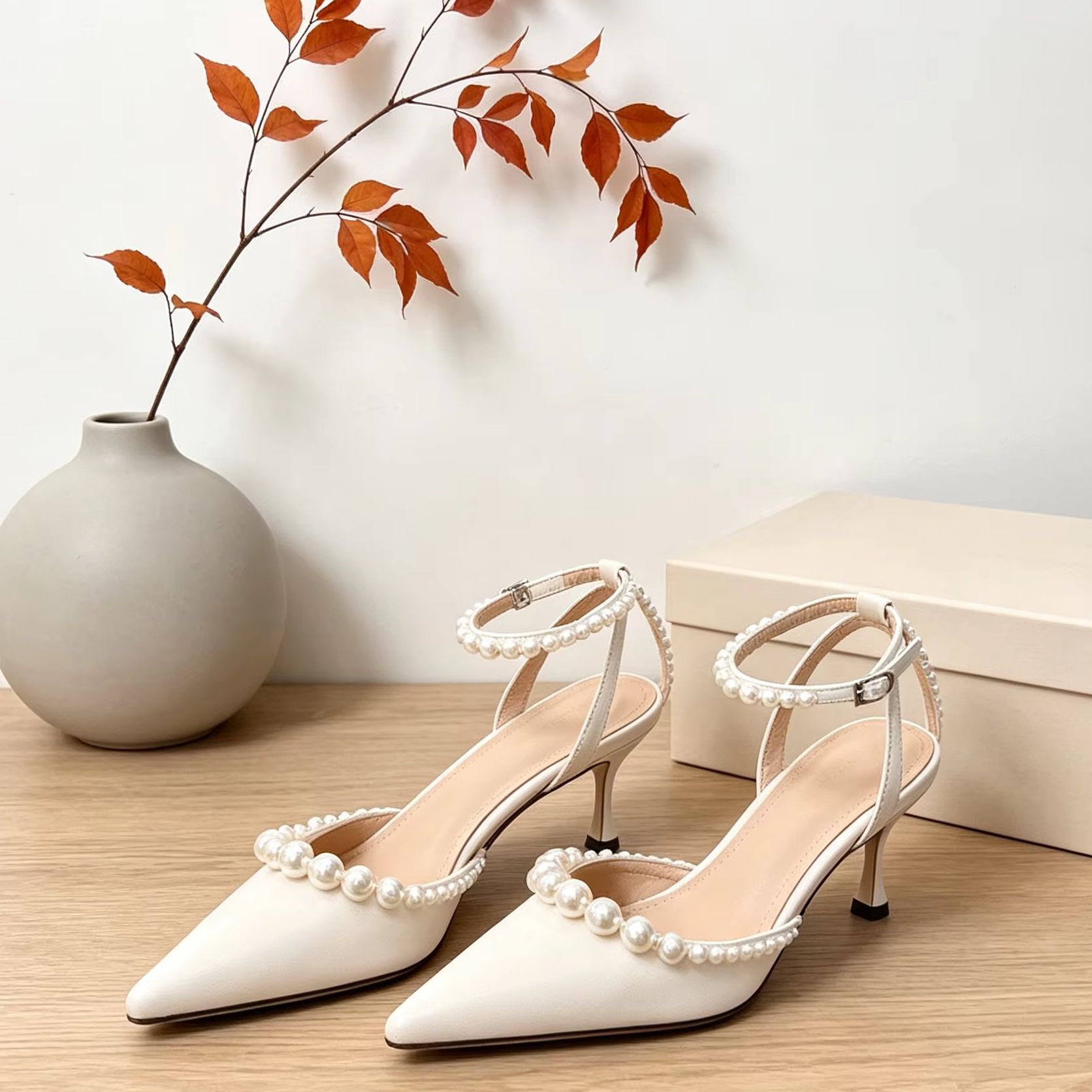 Kitten Heel Women - Damen Weiße Leder Spitze Kitten-Heel Pumps